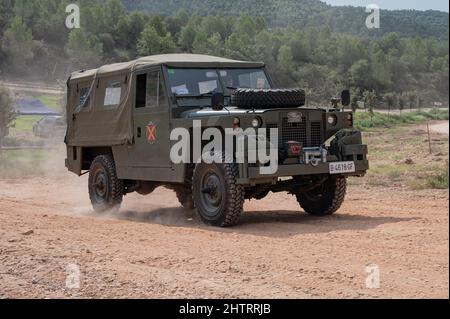 Primo piano dell'Esercito Land Rover Santana Ligero parcheggiato nel campo di Barcellona, Spagna Foto Stock