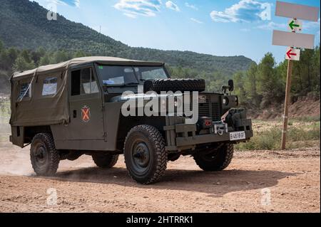 Primo piano dell'Esercito Land Rover Santana Ligero parcheggiato nel campo di Barcellona, Spagna Foto Stock