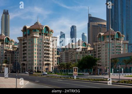 Dubai, Emirati Arabi Uniti - 02 dic 2021: Vista sulla strada di edifici residenziali moderni e di lusso e alberghi di Dubai, vicino a Burj Khalifa Foto Stock