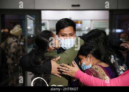 New Delhi, Nuova Delhi, India. 2nd Mar 2022. Sujoy Dutta, 23 anni, un cittadino indiano che lavora a Kiev, abbraccia sua madre e le sue sorelle dopo essere arrivato all'Aeroporto Internazionale Indira Gandhi in un volo speciale da Budapest che trasporta cittadini indiani bloccati dall'Ucraina, in mezzo all'invasione russa in corso. (Credit Image: © Karma Sonam Bhutia/ZUMA Press Wire) Foto Stock