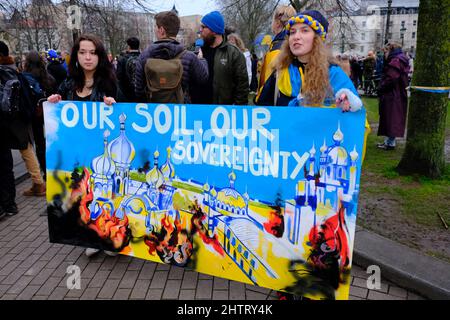 Bristol, Regno Unito. 2nd Mar 2022. Le persone si riuniscono sul College Green Bristol per dimostrare il loro sostegno per la popolazione dell'Ucraina che è stata invasa dalla Russia il 24th febbraio. Credit: JMF News/Alamy Live News Foto Stock