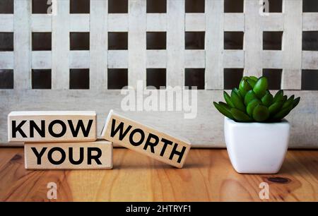 Conosca il vostro valore sui blocchi di legno. Concetto di auto-motivazione per istruire le risorse umane. Foto Stock