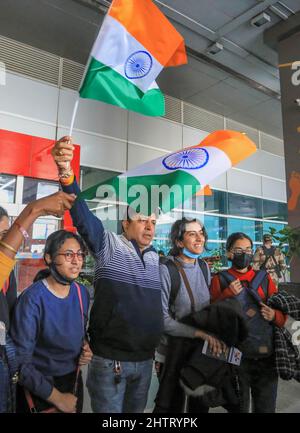 New Delhi, India. 02nd Mar 2022. Mansi Singhal (2nd a destra), studente indiano visto dopo essere stato evacuato dall'Ucraina all'aeroporto internazionale Indira Gandhi. Il governo indiano ha affermato che il 1st marzo 2022, 15 voli di evacuazione operavano nell'ambito dell'operazione Ganga per evacuare gli indiani bloccati e 26 voli sono stati pianificati nel periodo dal 1st al 3rd marzo e evacueranno circa 5500 altri cittadini indiani. Credit: SOPA Images Limited/Alamy Live News Foto Stock