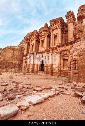 Ad Deir - Monastero - rovine scolpite in pareti rocciose a Petra Jordan Foto Stock