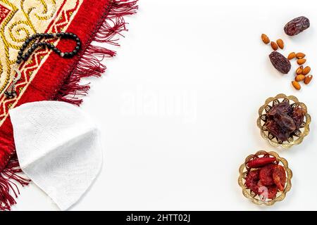 Sfondo Ramadan - tappeto di preghiera islamica con datteri e rosario Foto Stock