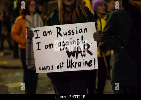 KENSINGTON, LONDRA, INGHILTERRA- 26 Febbraio 2022: Persone che protestano fuori dall'Ambasciata della Federazione Russa durante la guerra in Ucraina Foto Stock