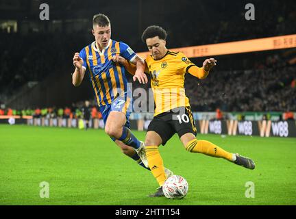 Helder Costa dei lupi e Ryan Sears di Shrewsbury. Wolverhampton Wanderers / Shrewsbury Town fa Cup quarto round 5/2/19 Helder Costa dei lupi e Ryan Sears di Shrewsbury Foto Stock