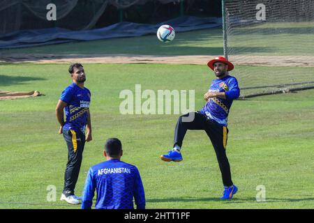 Dhaka, Bangladesh. 2nd Mar 2022. Afganistan National Cricket Team Player, Mohammad Nabi calcia la palla, durante la sessione di prove in vista della T20 Series contro il Bangladesh allo Sher-e-Bangla National Cricket Stadium. (Credit Image: © MD Manik/SOPA Images via ZUMA Press Wire) Foto Stock