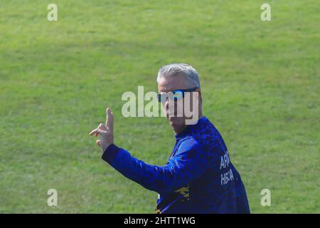 Dhaka, Bangladesh. 2nd Mar 2022. Il capo allenatore della squadra di cricket nazionale afghana, Stuart Law ha visto durante la sessione di prove libere davanti alla Serie T20 contro il Bangladesh allo Stadio nazionale di cricket di Sher-e-Bangla. (Credit Image: © MD Manik/SOPA Images via ZUMA Press Wire) Foto Stock