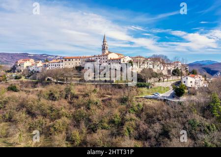 Una vista aerea della città vecchia Buzet nel tardo autunno, Istria, Croazia Foto Stock
