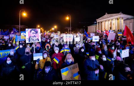 Monaco di Baviera, Germania. 02nd Mar 2022. I manifestanti protestano contro la guerra in Ucraina contro Königsplatz sotto lo slogan "Pace in Europa, solidarietà con l'Ucraina”. Credit: Sven Hoppe/dpa/Alamy Live News Foto Stock