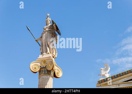 Atene, Grecia. Colonna statua della dea Atena, una delle divinità olimpiche nella religione greca classica, nella moderna Accademia di Atene Foto Stock