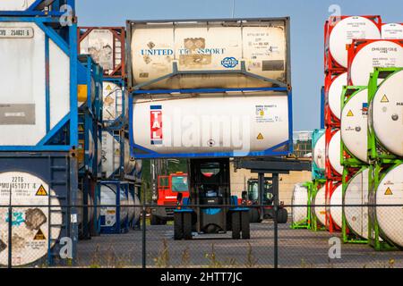 Carrello elevatore con serbatoi per container a Rotterdam Foto Stock