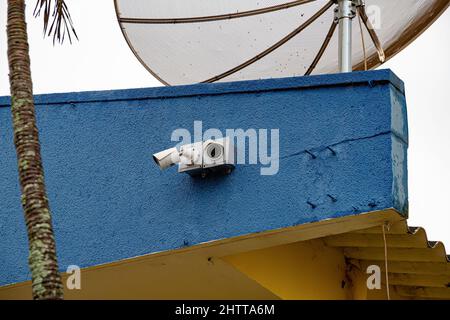 Due telecamere di sicurezza bianche su una parete esterna Foto Stock