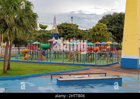 Costa Rica, Mato Grosso do sul, Brasile - 12 18 2022: Parco giochi per bambini in piazza Manoel Romualdo Goncalves Foto Stock