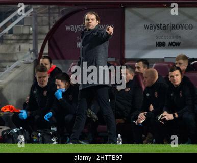 Edimburgo, Regno Unito. 02nd Mar, 2022. Cinch Premiership - Heart of Midlothian v Aberdeen 02/03/2022 Pic mostra: Il manager di Hearts, Robbie Neilson grida istruzioni ai suoi giocatori dai margini mentre Hearts ospita Aberdeen nella Cinch Premiership al Tynecastle Park di Edimburgo. Credit: Ian Jacobs/Alamy Live News Foto Stock