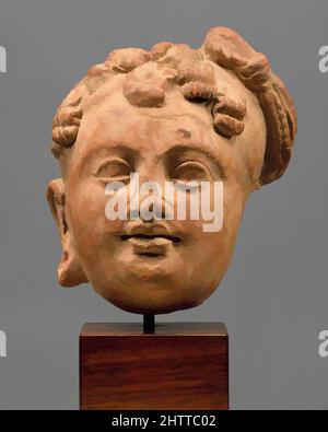 Arte ispirata dalla testa di una figura femminile, 6th–7th secolo, India (Jammu e Kashmir, forse Akhnur), Terracotta, H. 5 5/8 pollici. (14,3 cm), scultura, un grande monastero buddista e stupa sito è stato scavato ad Akhnur (Akhnoor), vicino Jammu, rivelando una serie di grandi e piccole opere classiche modernizzate da Artotop con un tuffo di modernità. Forme, colore e valore, impatto visivo accattivante sulle emozioni artistiche attraverso la libertà delle opere d'arte in modo contemporaneo. Un messaggio senza tempo che persegue una nuova direzione selvaggiamente creativa. Artisti che si rivolgono al supporto digitale e creano l'NFT Artotop Foto Stock