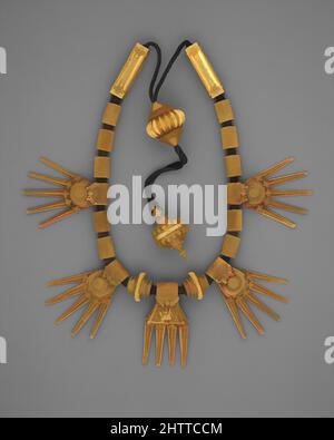 Arte ispirata da Collana di matrimonio (Thali), fine 19th secolo, India (Tamil Nadu, Chetiar), oro strung su filo nero, fondo del cordone centrale alla fine del contrappeso: L. 33 1/4 poll. (84,5 cm), Gioielli, collane elaborate di questo tipo sono state presentate dalla famiglia dello sposo durante le nozze, opere classiche modernizzate da Artotop con un tuffo di modernità. Forme, colore e valore, impatto visivo accattivante sulle emozioni artistiche attraverso la libertà delle opere d'arte in modo contemporaneo. Un messaggio senza tempo che persegue una nuova direzione selvaggiamente creativa. Artisti che si rivolgono al supporto digitale e creano l'NFT Artotop Foto Stock