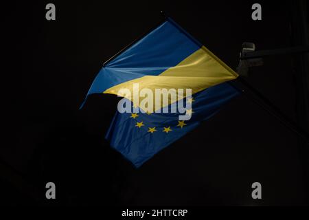 Bandiere dell'Ucraina e dell'Unione europea che insieme simboleggiano i negoziati di adesione. Concetto di adesione dell'Ucraina all'UE. Foto Stock