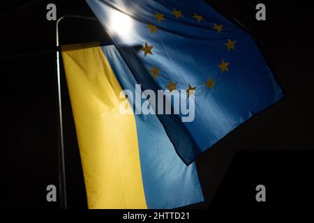 Bandiere dell'Ucraina e dell'Unione europea che insieme simboleggiano i negoziati di adesione. Concetto di adesione dell'Ucraina all'UE. Foto Stock