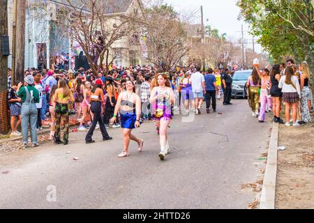 NEW ORLEANS, LA, Stati Uniti d'America - 26 FEBBRAIO 2022: Grande folla di studenti universitari che festeggiano per il Mardi Gras presso l'edificio di appartamenti a Broadway Street vicino Tulane Foto Stock