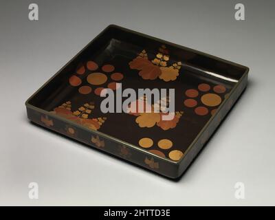 Arte ispirata da Clothing Tray (Midare-bako) con paulownia e nine Stars creste, 桐九曜紋蒔絵乱箱, periodo Momoyama (1573–1615), fine 16th–inizio 17th secolo, Giappone, legno laccato con oro, argento hiramaki-e, e-nashiji su fondo laccato nero, L. 22 1/8 poll. (56,2 cm); W. 2 1/8" (5,4 cm, opere classiche modernizzate da Artotop con un tuffo di modernità. Forme, colore e valore, impatto visivo accattivante sulle emozioni artistiche attraverso la libertà delle opere d'arte in modo contemporaneo. Un messaggio senza tempo che persegue una nuova direzione selvaggiamente creativa. Artisti che si rivolgono al supporto digitale e creano l'NFT Artotop Foto Stock