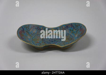 Arte ispirata a Tray, dinastia Qing (1644-1911), 18th secolo, Cina, smalto cloisonné, H. 1 1/4 poll. (3,2 cm); W. 6" (15,2 cm); L. 3 1/2" (8,9 cm), cloisonné, opere classiche modernizzate da Artotop con un tuffo di modernità. Forme, colore e valore, impatto visivo accattivante sulle emozioni artistiche attraverso la libertà delle opere d'arte in modo contemporaneo. Un messaggio senza tempo che persegue una nuova direzione selvaggiamente creativa. Artisti che si rivolgono al supporto digitale e creano l'NFT Artotop Foto Stock