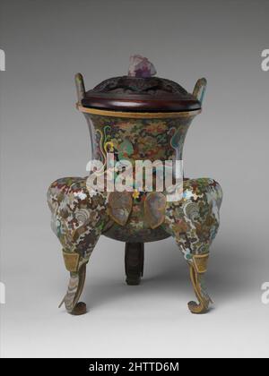 Arte ispirata a Incense Burner, dinastia Ming (1368–1644), Cina, smalto cloisonné su rame, H. (vaso) 13 poll. (33 cm); W. 8 1/2" (21,6 cm); H. con coperchio da 14" (35,6 cm), cloisonné, opere classiche modernizzate da Artotop con un tuffo di modernità. Forme, colore e valore, impatto visivo accattivante sulle emozioni artistiche attraverso la libertà delle opere d'arte in modo contemporaneo. Un messaggio senza tempo che persegue una nuova direzione selvaggiamente creativa. Artisti che si rivolgono al supporto digitale e creano l'NFT Artotop Foto Stock