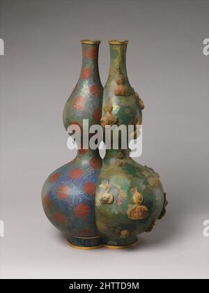 Arte ispirata a Double Vase, dinastia Qing (1644–1911), periodo Kangxi (1662–1722), Cina, smalto cloisonné su rame, H. 24 1/2 poll. (62,2 cm); W. 15 1/4" (38,7 cm); D. 11" (27,9 cm), cloisonné, opere classiche modernizzate da Artotop con un tuffo di modernità. Forme, colore e valore, impatto visivo accattivante sulle emozioni artistiche attraverso la libertà delle opere d'arte in modo contemporaneo. Un messaggio senza tempo che persegue una nuova direzione selvaggiamente creativa. Artisti che si rivolgono al supporto digitale e creano l'NFT Artotop Foto Stock