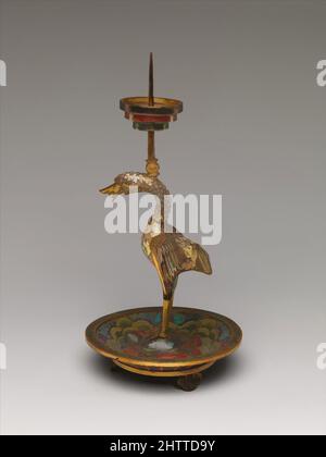 Arte ispirata da Candlestick (uno di un paio), dinastia Qing (1644–1911), periodo Qianlong (1736–95), Cina, smalto cloisonné, H. 9 3/4 poll. (24,8 cm); W. 4 3/4" (12,1 cm), cloisonné, opere classiche modernizzate da Artotop con un tuffo di modernità. Forme, colore e valore, impatto visivo accattivante sulle emozioni artistiche attraverso la libertà delle opere d'arte in modo contemporaneo. Un messaggio senza tempo che persegue una nuova direzione selvaggiamente creativa. Artisti che si rivolgono al supporto digitale e creano l'NFT Artotop Foto Stock