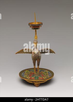 Arte ispirata da Candlestick (uno di un paio), dinastia Qing (1644–1911), periodo Qianlong (1736–95), Cina, smalto cloisonné, H. 9 3/4 poll. (24,8 cm); W. 4 3/4" (12,1 cm), cloisonné, opere classiche modernizzate da Artotop con un tuffo di modernità. Forme, colore e valore, impatto visivo accattivante sulle emozioni artistiche attraverso la libertà delle opere d'arte in modo contemporaneo. Un messaggio senza tempo che persegue una nuova direzione selvaggiamente creativa. Artisti che si rivolgono al supporto digitale e creano l'NFT Artotop Foto Stock