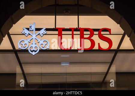 Zurigo, Svizzera - 30 dicembre 2021: Logotipo di USB, Zurigo, Svizzera - 30 dicembre 2021: Logotipo della banca SvizzeraLand UBS, una multinata svizzera Foto Stock