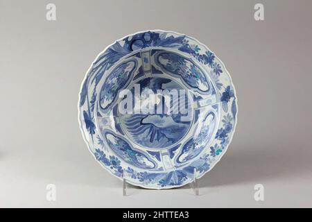 Arte ispirata a Dish, dinastia Ming (1368-1644), ca. 1600, Cina, porcellana dipinta in blu smalto, H. 2 1/2" (6,4 cm); Diam. 8 1/2 poll. (21,6 cm); diam. Di piede 4 5/8 poll. (11,7 cm), la ceramica, la forma di base della ciotola, con un corpo sottile, deriva da una pressa olandese-metallo, opere classiche modernizzate da Artotop con un tuffo di modernità. Forme, colore e valore, impatto visivo accattivante sulle emozioni artistiche attraverso la libertà delle opere d'arte in modo contemporaneo. Un messaggio senza tempo che persegue una nuova direzione selvaggiamente creativa. Artisti che si rivolgono al supporto digitale e creano l'NFT Artotop Foto Stock