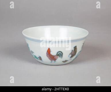 Arte ispirata a 明成化 景德鎮窯鬥彩雞缸杯, Chicken Cup, dinastia Ming (1368–1644), marchio Chenghua e periodo (1465–87), Cina, porcellana dipinta con smalto blu e smalto colorato overglaze (Jingdezhen ware), H. 1 5/8 poll. (4,1 cm); diametro del cerchio 3 1/4" (8,3 cm); diam. Di piede 1 1/2 poll. (3,8, opere classiche modernizzate da Artotop con un tuffo di modernità. Forme, colore e valore, impatto visivo accattivante sulle emozioni artistiche attraverso la libertà delle opere d'arte in modo contemporaneo. Un messaggio senza tempo che persegue una nuova direzione selvaggiamente creativa. Artisti che si rivolgono al supporto digitale e creano l'NFT Artotop Foto Stock