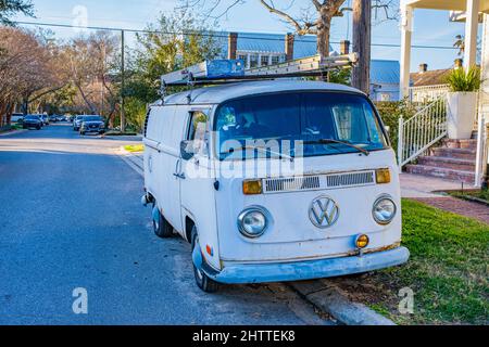 NEW ORLEANS, LA, USA - 28 FEBBRAIO 2022: Volkswagen minivan d'epoca funzionante con scale in cima parcheggiate nel quartiere Uptown Foto Stock