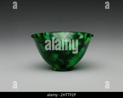 Arte ispirata da Cup, dinastia Qing (1644-1911), 19th secolo, Cina, jadeite, H. 1 poll. (2,5 cm); Diam. 1 3/4 poll. (4,4 cm), Giada, opere classiche modernizzate da Artotop con un tuffo di modernità. Forme, colore e valore, impatto visivo accattivante sulle emozioni artistiche attraverso la libertà delle opere d'arte in modo contemporaneo. Un messaggio senza tempo che persegue una nuova direzione selvaggiamente creativa. Artisti che si rivolgono al supporto digitale e creano l'NFT Artotop Foto Stock