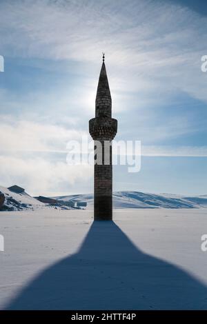 Moschea sotto le acque della diga nel villaggio di Başçavuş, Ağrı Turchia. diga è congelato. Solo il minareto della moschea è visibile. Foto Stock
