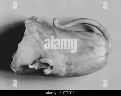 Arte ispirata a Lotus-Leaf Cup, dinastia Tang (618–907), Cina, Nefrite, H. 6 7/8 pollici (17,4 cm); W. 4 7/16" (11,2 cm); L. 3 1/16" (7,8 cm), Giada, opere classiche modernizzate da Artotop con un tuffo di modernità. Forme, colore e valore, impatto visivo accattivante sulle emozioni artistiche attraverso la libertà delle opere d'arte in modo contemporaneo. Un messaggio senza tempo che persegue una nuova direzione selvaggiamente creativa. Artisti che si rivolgono al supporto digitale e creano l'NFT Artotop Foto Stock