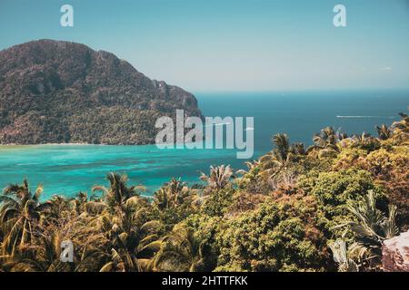 tavel vacanza sfondo - isola tropicale con resort - Phi-Phi isola, provincia di Krabi, Thailandia Foto Stock