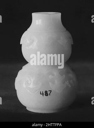 Arte ispirata a Double-Gourd Vase, dinastia Qing (1644–1911), periodo Qianlong (1736–95), Cina, jadeite, Lavanda leggera, H. 2 13/16 poll. (7,1 cm); W. 1 15/16" (4,9 cm), Giada, opere classiche modernizzate da Artotop con un tuffo di modernità. Forme, colore e valore, impatto visivo accattivante sulle emozioni artistiche attraverso la libertà delle opere d'arte in modo contemporaneo. Un messaggio senza tempo che persegue una nuova direzione selvaggiamente creativa. Artisti che si rivolgono al supporto digitale e creano l'NFT Artotop Foto Stock