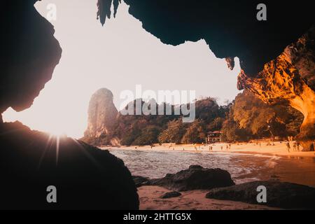 grotta sulla spiaggia di Ton Sai Krabi Thailandia Foto Stock