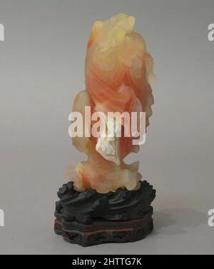 Arte ispirata da Vase, 18th secolo, Cina, Carnelian-agate, H. 6 poll. (15,2 cm), Hardstone, opere classiche modernizzate da Artotop con un tuffo di modernità. Forme, colore e valore, impatto visivo accattivante sulle emozioni artistiche attraverso la libertà delle opere d'arte in modo contemporaneo. Un messaggio senza tempo che persegue una nuova direzione selvaggiamente creativa. Artisti che si rivolgono al supporto digitale e creano l'NFT Artotop Foto Stock