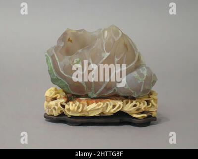 Arte ispirata da Cup con foglie di loto, dinastia Qing (1644-1911), 18th secolo, Cina, Calcedonia, H. 3 1/8 poll. (7,9 cm), Hardstone, opere classiche modernizzate da Artotop con un tuffo di modernità. Forme, colore e valore, impatto visivo accattivante sulle emozioni artistiche attraverso la libertà delle opere d'arte in modo contemporaneo. Un messaggio senza tempo che persegue una nuova direzione selvaggiamente creativa. Artisti che si rivolgono al supporto digitale e creano l'NFT Artotop Foto Stock