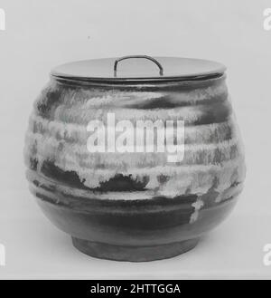 Arte ispirata da Water Pot, periodo Edo (1615–1868), 18th secolo, Giappone, Clay coperto con uno smalto nero e uno smalto bianco frothy; copertina laccata (Caratsu ware), H. 5 1/2 pollici. (14 cm); Diam. 6 1/2 poll. (16,5 cm), Ceramica, opere classiche modernizzate da Artotop con un tuffo di modernità. Forme, colore e valore, impatto visivo accattivante sulle emozioni artistiche attraverso la libertà delle opere d'arte in modo contemporaneo. Un messaggio senza tempo che persegue una nuova direzione selvaggiamente creativa. Artisti che si rivolgono al supporto digitale e creano l'NFT Artotop Foto Stock