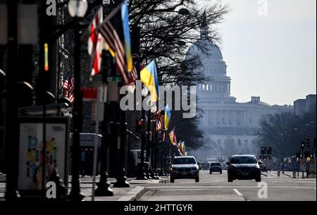 Washington, DC, Stati Uniti. 02nd Mar 2022. Pennsylvania Avenue a Washington, DC è contrassegnato con le bandiere ucraine e americane. Credit: Brittta Pedersen/dpa-Zentralbild/dpa/Alamy Live News Foto Stock