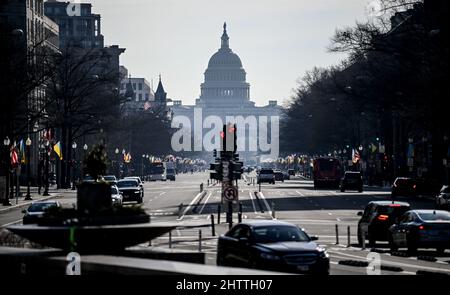 Washington, DC, Stati Uniti. 02nd Mar 2022. Pennsylvania Avenue a Washington, DC è contrassegnato con le bandiere ucraine e americane. Credit: Brittta Pedersen/dpa-Zentralbild/dpa/Alamy Live News Foto Stock
