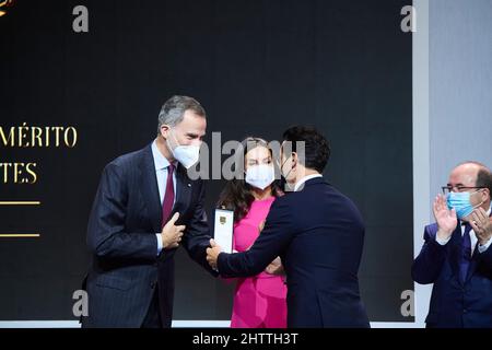 Pamplona. Spagna. 20220302, Re Felipe VI di Spagna, Regina Letizia di Spagna, Quique Dacosta partecipa alla consegna Medaglie d'oro di merito in Belle Arti 2020 al Baluarte Conference Center e Auditorium di Navarra il 2 marzo 2022 a Pamplona, Spagna Credit: MPG/Alamy Live News Foto Stock