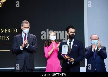 Pamplona. Spagna. 20220302, Re Felipe VI di Spagna, Regina Letizia di Spagna, Quique Dacosta partecipa alla consegna Medaglie d'oro di merito in Belle Arti 2020 al Baluarte Conference Center e Auditorium di Navarra il 2 marzo 2022 a Pamplona, Spagna Credit: MPG/Alamy Live News Foto Stock