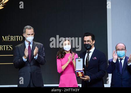 Pamplona. Spagna. 20220302, Re Felipe VI di Spagna, Regina Letizia di Spagna, Quique Dacosta partecipa alla consegna Medaglie d'oro di merito in Belle Arti 2020 al Baluarte Conference Center e Auditorium di Navarra il 2 marzo 2022 a Pamplona, Spagna Credit: MPG/Alamy Live News Foto Stock