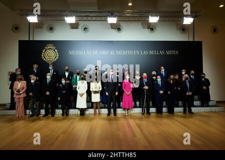 Pamplona. Spagna. 20220302, Re Felipe VI di Spagna, Regina Letizia di Spagna, Rosario Flores, Antonio Resines, Alex de la Iglesia, Nuria Sarda, Quique Dacosta, Montxo Armengariz, Manolo Garcia, Emma Suarez, Tinga Tinga, Sara Baras, Antonio Canales, tra gli altri preside consegna Medaglie d'oro di merito in Belle Arti 2020 al Baluarte Conference Center e Auditorium di Navarra il 2 marzo 2022 a Pamplona, Spagna credito: MPG / Alamy Live News Foto Stock